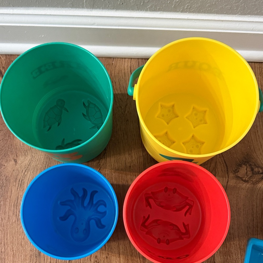 Melissa and Doug Stacking Numbered Beach Buckets and Scoops - Picture 3 of 9